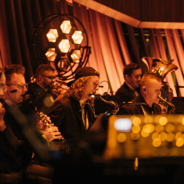 grający na instrumentach dętych muzycy