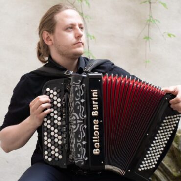 zamyślony mężczyzna z akordeonem