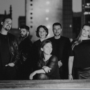 uśmiechnięci ludzie